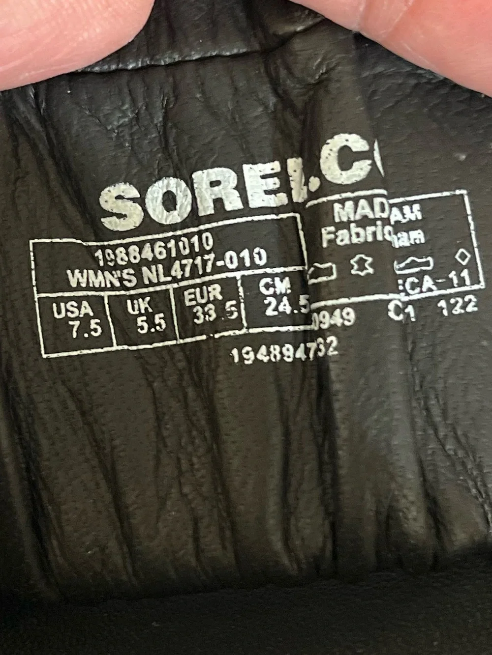Women’s Sorel black Roaming 2 ruched strap slip on slide sandal. Size 7.5